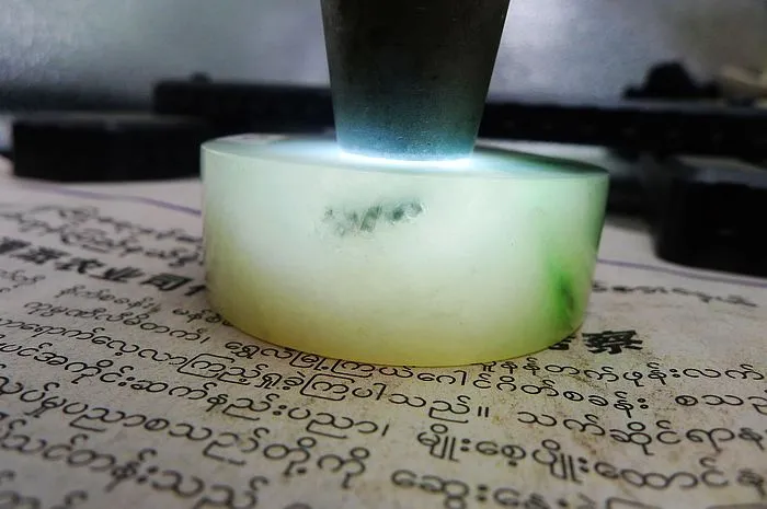Natural Jade Rough Jadeite Raw (138g,5.3X1.9cm)