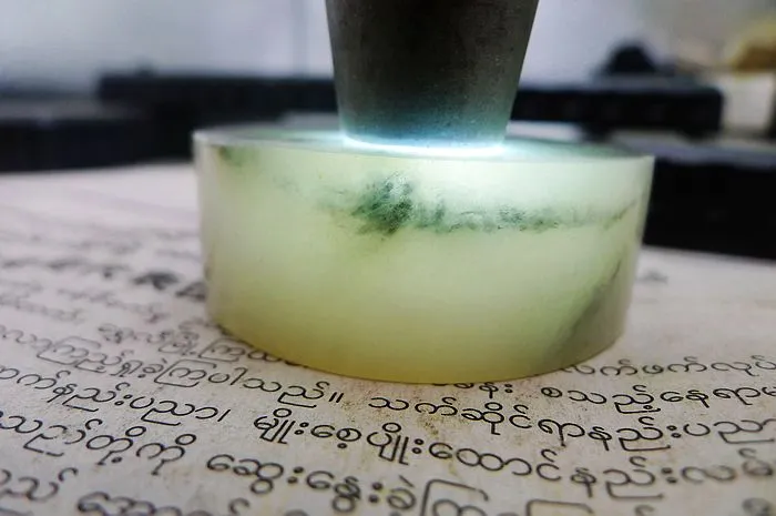 Natural Jade Rough Jadeite Raw (138g,5.3X1.9cm)
